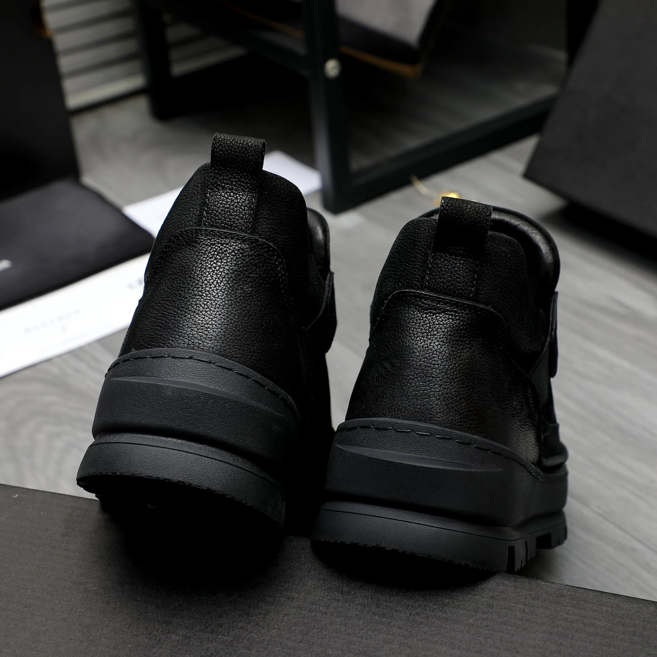 P620 Product trademark: "UGG" Gaobang men's shoes Regular size: 39-44 Product materials: Selected first-layer cowhide upper, wool lining, original outsole